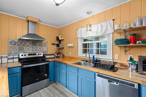 Kitchen - 4994 Hampton Rd, Clemmons, NC 27012 photo 3 of 4