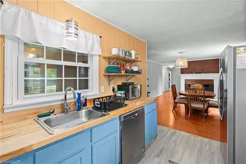 Kitchen - 4994 Hampton Rd, Clemmons, NC 27012 photo 4 of 4