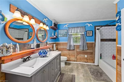 Bath - 4994 Hampton Rd, Clemmons, NC 27012 photo 2 of 4