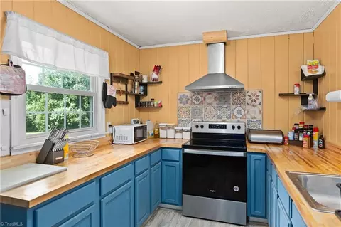 Kitchen - 4994 Hampton Rd, Clemmons, NC 27012 photo 2 of 4