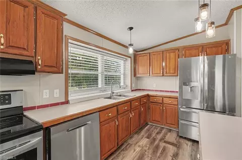 1060 Knobview Ln, Pilot Mountain, NC 27041 photo 11