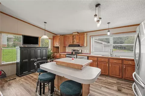 1060 Knobview Ln, Pilot Mountain, NC 27041 photo 14