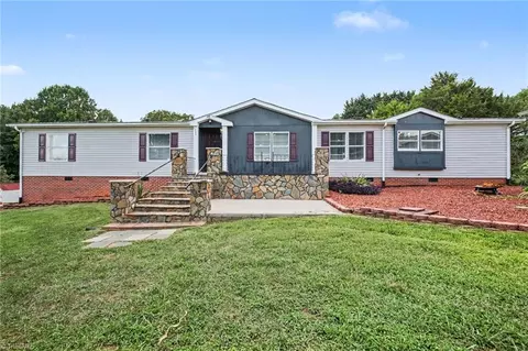 1060 Knobview Ln, Pilot Mountain, NC 27041 photo 3