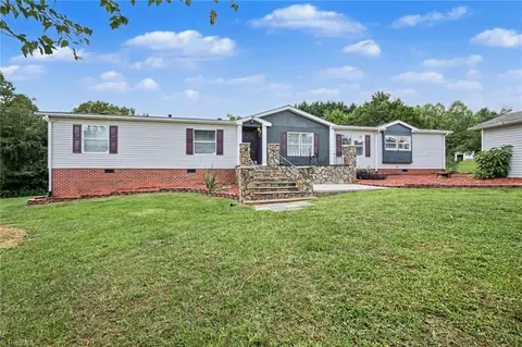 1060 Knobview Ln, Pilot Mountain, NC 27041 photo 6