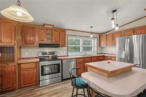 1060 Knobview Ln, Pilot Mountain, NC 27041 photo 13