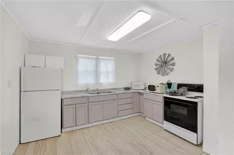 Kitchen - 2669 Old Mountain Rd, Trinity, NC 27370 photo 2 of 3