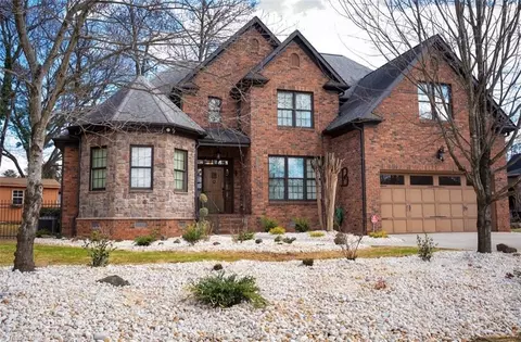 1106 Double Oaks Rd, Greensboro, NC 27410