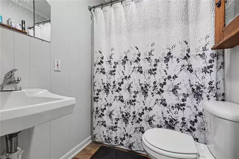 Bath - 809 Arthur Ave, High Point, NC 27263 photo 2 of 2