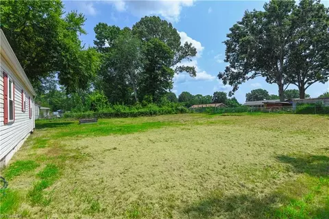 Exterior - 804 Graylyn Dr, High Point, NC 27263 photo 4 of 5