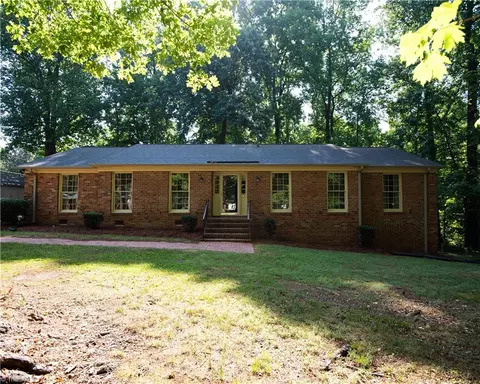 1218 Foxfire Dr, Greensboro, NC 27410