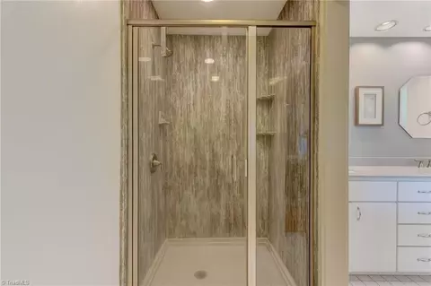 Bath - 165 Beech Tree Ct, Eden, NC 27288 photo 3 of 5