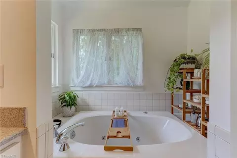 Bath - 165 Beech Tree Ct, Eden, NC 27288 photo 4 of 5