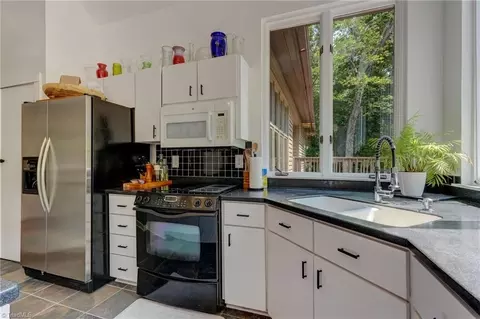 Kitchen - 165 Beech Tree Ct, Eden, NC 27288 photo 2 of 4