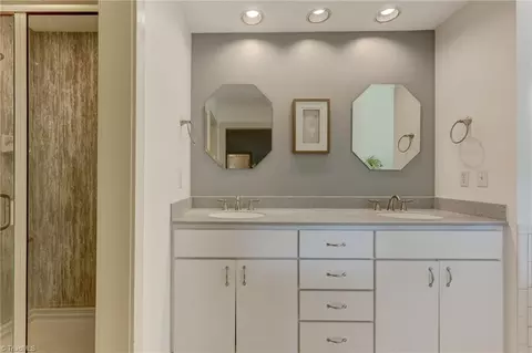 Bath - 165 Beech Tree Ct, Eden, NC 27288 photo 2 of 5
