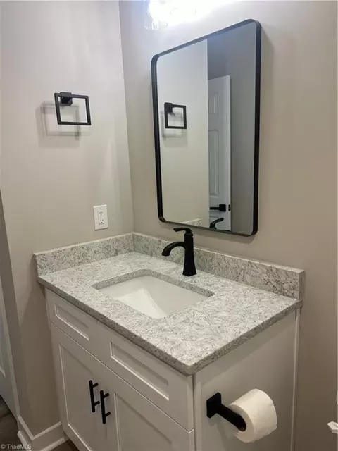 Bath - 917 Redding Dr, High Point, NC 27260 photo 5 of 7