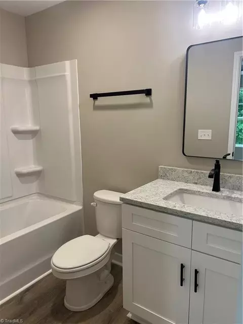 Bath - 917 Redding Dr, High Point, NC 27260 photo 6 of 7