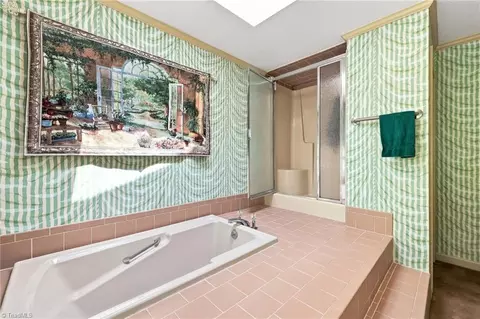 Bath - 4401 Oakview Dr, Trinity, NC 27370 photo 5 of 6