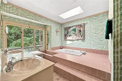 Bath - 4401 Oakview Dr, Trinity, NC 27370 photo 2 of 6