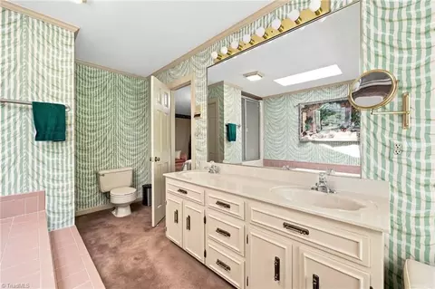 Bath - 4401 Oakview Dr, Trinity, NC 27370 photo 4 of 6