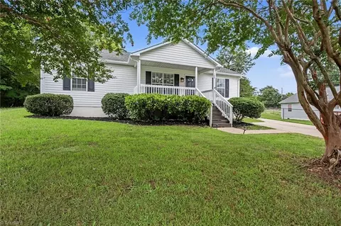 100 Birch Tree Ln, Thomasville, NC 27360