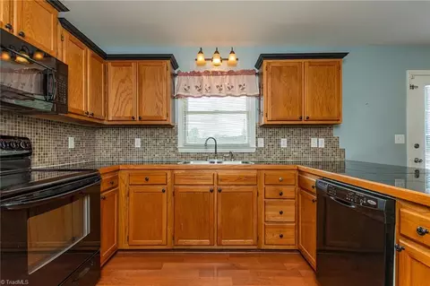 Kitchen - 4322 Oak Brook Ct, Trinity, NC 27370 photo 2 of 5