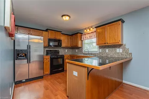Kitchen - 4322 Oak Brook Ct, Trinity, NC 27370 photo 3 of 5