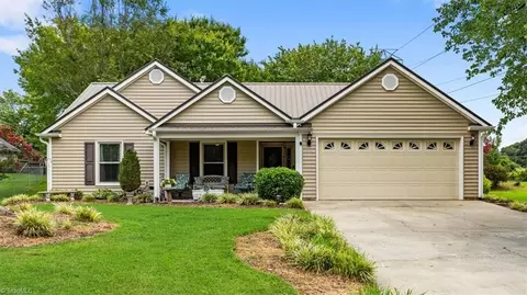 4104 Chinaberry Ct, Greensboro, NC 27405