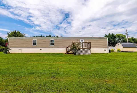 1095 Willow Creek Dr, Pinnacle, NC 27043