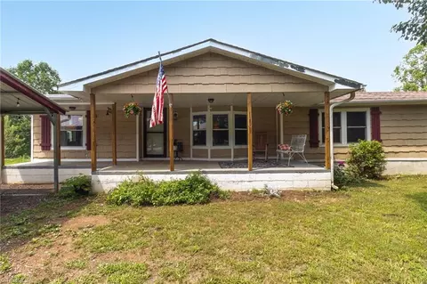1352 Gravitte Rd, Pilot Mountain, NC 27041 photo 2