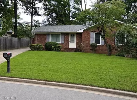 4 Lynhaven Ct, Greensboro, NC 27406