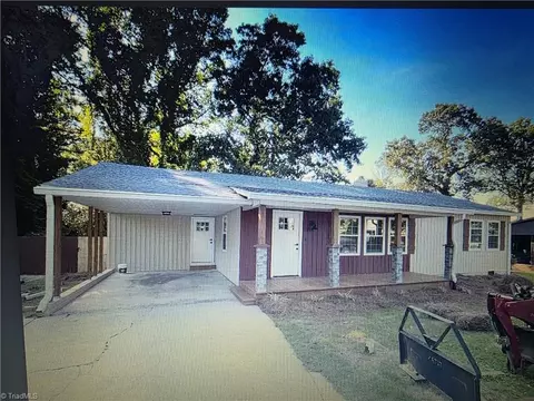 500 Pontiac Dr, Thomasville, NC 27360