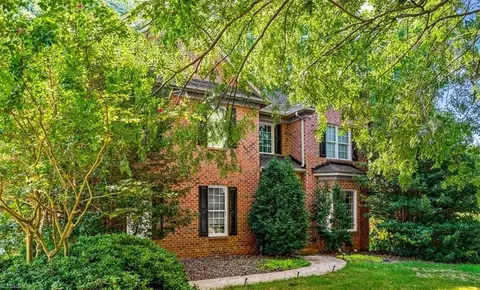 4 Windsor Castle Ct, Greensboro, NC 27408