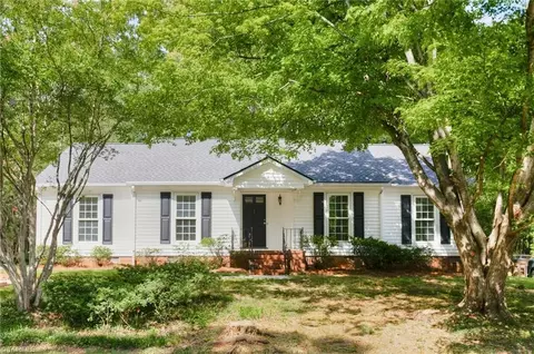 206 Village Ln, Greensboro, NC 27409