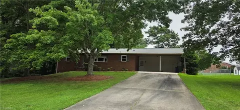 435 Lakecrest Dr, Kernersville, NC 27284
