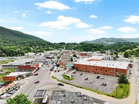 215 Jefferson Station Pl SE #210, West Jefferson, NC 28694