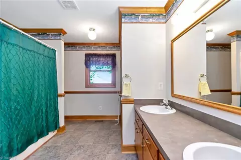 Bath - 1050 Staghorn Rd, Purlear, NC 28665 photo 1 of 3