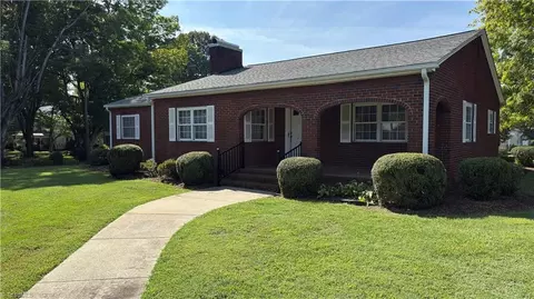 417 Main St W, Yadkinville, NC 27055