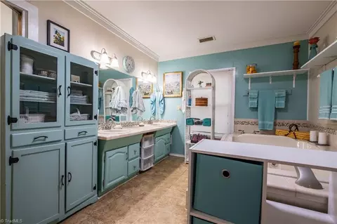 Bath - 415 Benge Dr, Elkin, NC 28621 photo 2 of 3