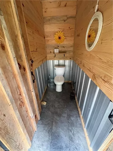 Bath - 910 Hanks St, Traphill, NC 28685 photo 5 of 7