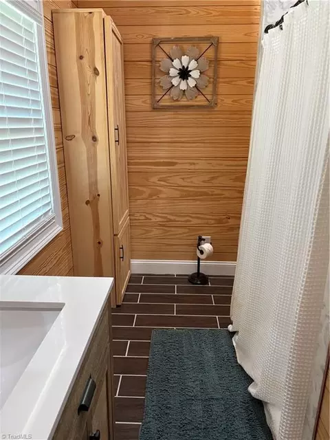 Bath - 910 Hanks St, Traphill, NC 28685 photo 3 of 7
