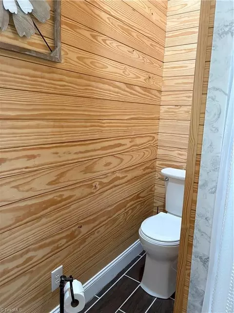 Bath - 910 Hanks St, Traphill, NC 28685 photo 4 of 7