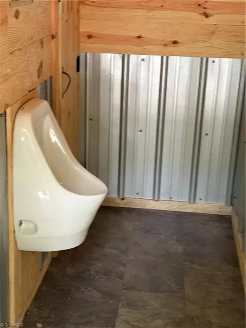 Bath - 910 Hanks St, Traphill, NC 28685 photo 6 of 7