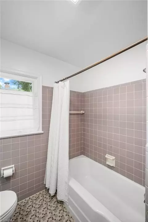 Bath - 601 Quaker Ln, High Point, NC 27262 photo 3 of 3