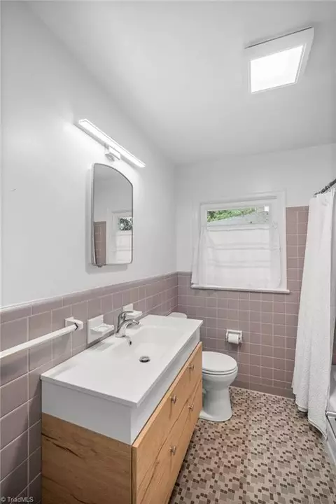 Bath - 601 Quaker Ln, High Point, NC 27262 photo 2 of 3
