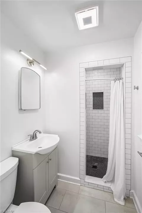 Bath - 601 Quaker Ln, High Point, NC 27262 photo 1 of 3