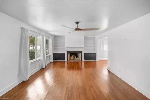 Living - 601 Quaker Ln, High Point, NC 27262 photo 1 of 4