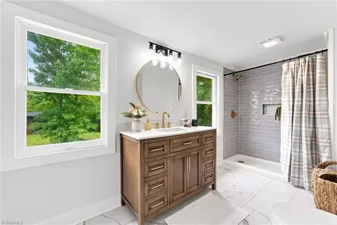 Bath - 1325 King Rd, Salisbury, NC 28146 photo 2 of 4