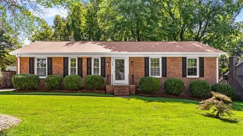 708 Woodlake Dr, Greensboro, NC 27406