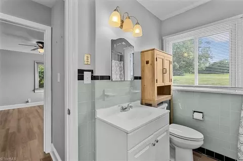Bath - 921 King St E, King, NC 27021 photo 2 of 2