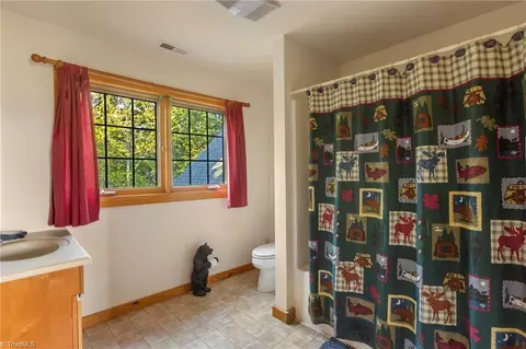 Bath - 408 Echo High Rd, Franklin, NC 28734 photo 5 of 6